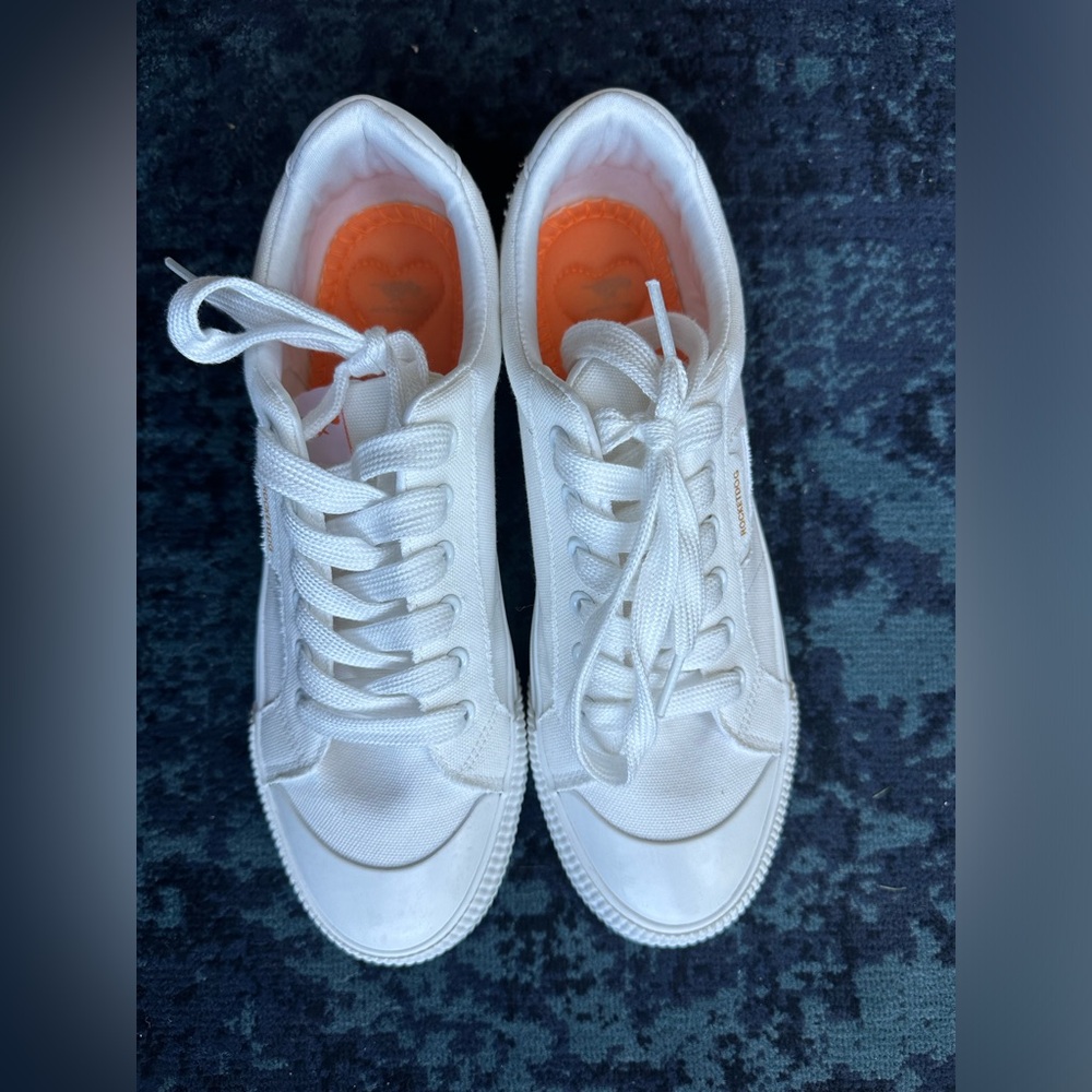 White tennis shoes
